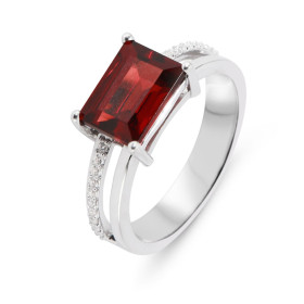 Bague Argent Rhodié 925 composé d un grenat forme rectangulaire 7x9mm 10 oxydes zirconium chaque côtés Largeur bague (sur ...
