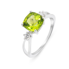 Bague Argent Rhodié 925 composé d un péridot Coussin 8x8mm 2 oxydes zirconium 2,6mm diamètre Largeur bague (sur doigt, vue...