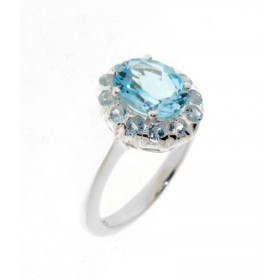 Bague Argent 925 Topaze bleue sertie d'une pierre de 9x7mm et de 12 pierres de 2mm. Dimensions du motif : 13x12mm