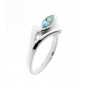 Bague Topaze bleue, monture en Argent 925/1000. Topaze taille navette de 8x4mm. Largeur de la monture : 10mm