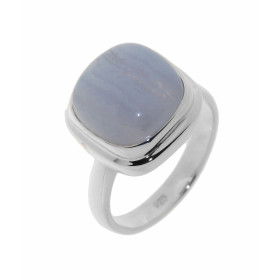 Bague de style moderne sertie d'une pierre taille coussin taillée en cabochon. La pierre de varieté Calcédoine mesure 12mm...