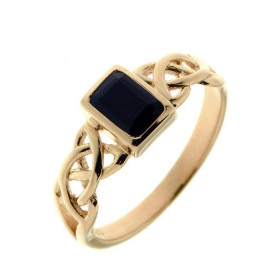 Bague en vermeil au style celtique sertie d'un Onyx rectangulaire. La pierre est taillée à facettes, elle mesure 6x4mm. El...