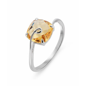 Bague Citrine en Or Blanc 750. Cette sublime bague est sertie d'une pierre taille coussin de 8x8mm. Un petit filet d'or es...