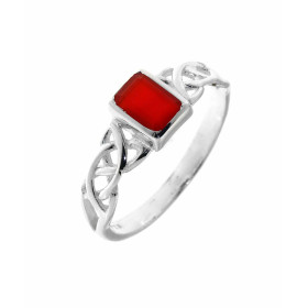 Bague au style celtique sertie d une petite pierre rectangulaire La pierre variété Cornaline est taillée cabochon mesure 6...