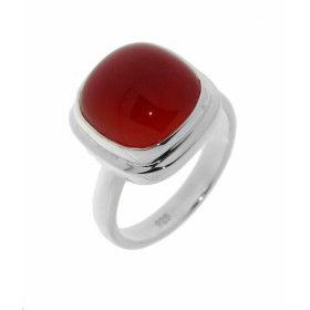 Bague de style moderne sertie d'une pierre taille coussin taillée en cabochon. La pierre de varieté Cornaline mesure 12mm ...