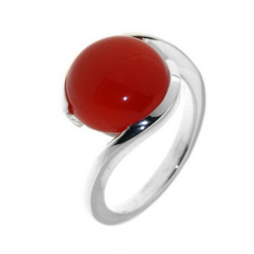 Bague de style moderne sertie d'une pierre ronde. La pierre de varieté Cornaline est taillée en cabochon. Elle mesure 12mm...