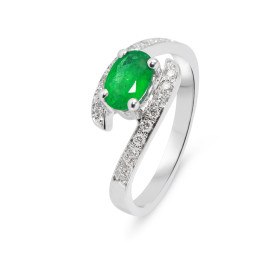  Bague Or Blanc sertie d une émeraude ovale 7 x 5 mm 18 diamants Largeur monture (vue dessus) : 8,5mm Poids Diamant : 0,14...