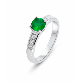  Bague Or Blanc 750 sertie d une émeraude ronde 5.4mm 6 diamants 1,7mm Poids total Diamant : 0,125 carat Poids Emeraude : ...