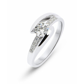 Bague en Or blanc 750 sertie d&#39;un diamant rond mesurant 4,6mm de diamètre. Le poids de la pierre est de 0,41 carat, sa...