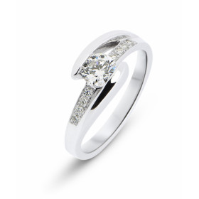  Bague Or blanc 750 sertie d un diamant rond mesurant 4,6mm diamètre Le poids pierre est 0,41 carat, sa couleur est K sa p...