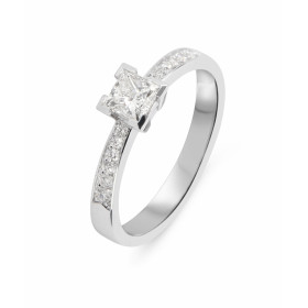  Bague sertie d un diamant taille princesse 4,2mm coté. Poids diamant central : 0,52 carat (Couleur F - Pureté Si1) Montur...