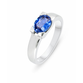  Bague Or Blanc 750 sertie d un Saphir Ceylan Saphir ovale 8x6mm Serti griffes martelées Poids Saphir : 1.53 carat   