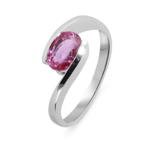 Bague en Or Blanc 750 sertie d&#39;un Saphir Rose Ovale de 8x6mm. Saphir rose ovale de 8x6mm (1,6 carat). Serti demi clos....