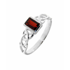 Bague au style celtique sertie d'une petite pierre rectangulaire. La pierre est taillée à facettes, elle mesure 6x4mm. Ell...