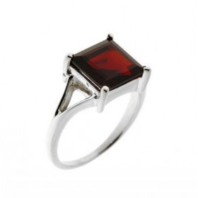 Bague style classique sertie d une pierre carrée La pierre varieté Grenat est taillée à facettes Elle mesure 9mm coté, ell...