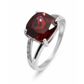  Bague Or Blanc 375 Grenat Diamant Cette bague est ornée d un grenat taille coussin La pierre mesure 10x10mm, elle est mai...