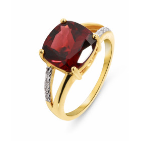 Bague Or jaune 375 Grenat Diamant Cette bague est ornée d un grenat taille coussin La pierre mesure 10x10mm, elle est main...