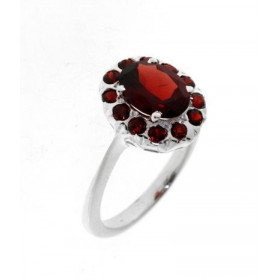 Bague Argent 925 Grenat sertie d'une pierre de 9x7mm et de 12 pierres de 2mm. Dimensions du motif : 13x12mm