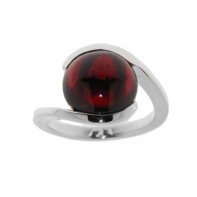 Bague de style moderne sertie d'une pierre ronde. La pierre de varieté Grenat est taillée en cabochon. Elle mesure 12mm de...