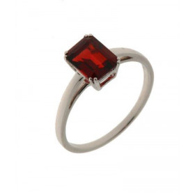  Bague style classique sertie d une pierre rectangulaire La pierre varieté Grenat est taillée à facettes Elle mesure 8x6mm...