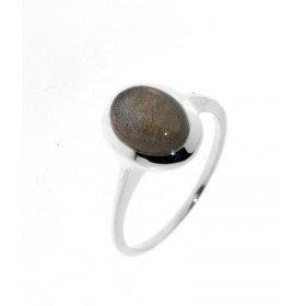 Bague de style classique sertie d'une pierre ovale. La pierre est taillée en cabochon , elle mesure 9x7mm. Monture solitai...