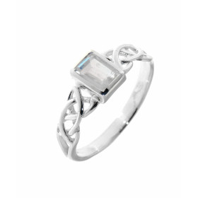 Bague au style celtique sertie d'une petite pierre rectangulaire. La pierre est taillée à facettes, elle mesure 6x4mm. Ell...