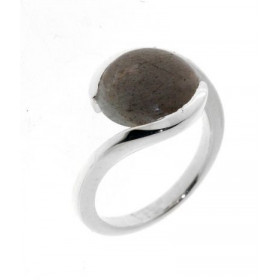 Bague de style moderne sertie d'une pierre ronde. La pierre de varieté Labradorite est taillée en cabochon. Elle mesure 12...