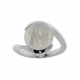 Bague de style moderne sertie d'une pierre ronde. La pierre de varieté Labradorite est taillée en cabochon. Elle mesure 12...