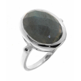 Bague de style intemporel sertie d'une pierre ovale. La pierre de varieté Labradorite est taillée d'une manière très origi...