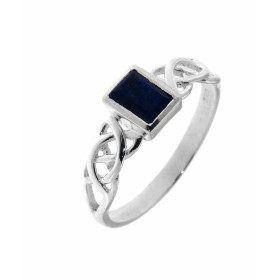 Bague au style celtique sertie d une petite pierre rectangulaire La pierre variété Lapis lazuli est taillée cabochon mesur...