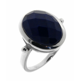 Bague de style intemporel sertie d'une pierre ovale. La pierre de varieté Lapis Lazuli est taillée d'une manière très orig...