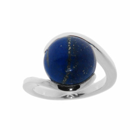 Bague de style moderne sertie d&#39;une pierre ronde. La pierre de varieté Lapis Lazuli est taillée en cabochon. Elle mesu...