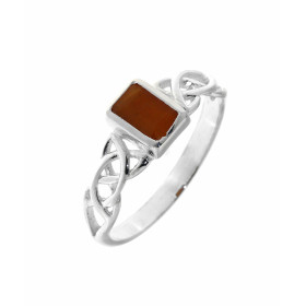 Bague au style celtique sertie d'une petite pierre rectangulaire. La pierre de variété Oeil de Tigre est taillée en caboch...