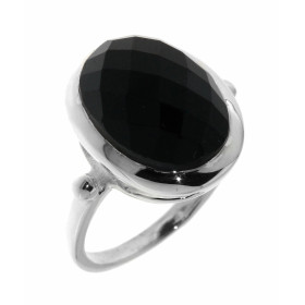 Bague de style intemporel sertie d'une pierre ovale. La pierre de varieté Onyx est taillée d'une manière très originale (t...