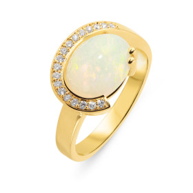 Bague en or jaune 750 sertie d&#39;un opale ovale de 12x10mm (2.7 carats). Entourage composé de 18 diamants de 1,2mm de di...