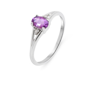 Bague Or Blanc 375 Améthyste Ovale 6x4mm diamant Cette bague est composée : 1 Améthyste Ovale 0.5 carat sertie à griffes 2...