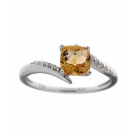 Bague Or Blanc 375 Citrine Coussin 6x6mm et Diamant. Citrine coussin de 6x6mm (1 carat) sertie à griffes. 10 diamants de 1...