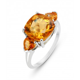 Bague Or Blanc 375 Citrine Coussin et Coeur. Bague sertie d'une Citrine Coussin de 10x10mm et de 2 Citrines coeur de 5x5mm...