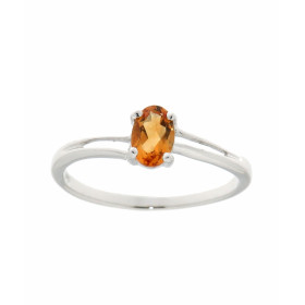 Bague en Or Blanc 375 et Citrine. Cette jolie bague avec corps ondulé est ornée d'une pierre ovale. La pierre mesure 6x4mm...