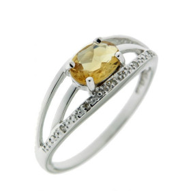 Bague en Or blanc 375 sertie d'une citrine ovale de 7x5mm et de 5 diamants. Largeur de la bague (sur doigt, vue de dessus)...