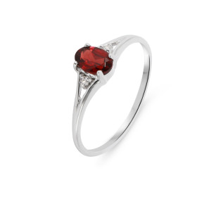 Bague Or Blanc 375 Grenat Ovale 6x4mm diamant Cette bague est composée : 1 Grenat Ovale 0.5 carat serti à griffes 2 Diaman...