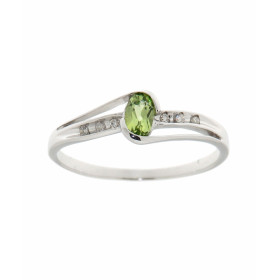 Bague Péridot et Diamant en Or Blanc 375. La pierre centrale est un Péridot ovale mesurant 5x3mm. Elle est maintenue sur c...