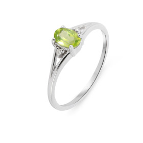 Bague Or Blanc 375 Péridot Ovale 6x4mm diamant Cette bague est composée : 1 Péridot Ovale 0.5 carat serti à griffes 2 Diam...