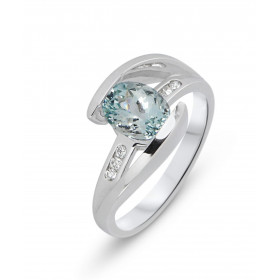  Bague Or Blanc sertie d une Aigue Marine ovale 8x6mm (1.2 carat) 6 diamants 1,5mm diamètre pour un poids total 0,07 carat...
