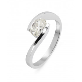  Bague Or Blanc 750 sertie d un Diamant Ovale 7x5mm Serti demi clos Monture corps croisé Poids Diamant : 0.70 carat Qualit...