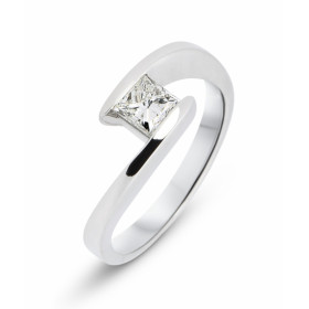 Bague en Or Blanc 750 et Diamant. Cette bague est sertie d&#39;un diamant taille princesse de 3.7x3.7mm (0,41 carat) de Co...