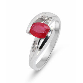 Bague en Or Blanc 750 sertie d&#39;un Rubis ovale de 7x5mm et de 6 diamants de 1,4mm de diamètre. Largeur de la monture (v...