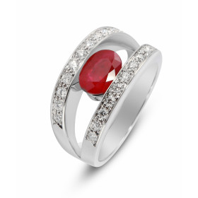 Bague Or Blanc 750 Rubis Ovale 8x6mm et diamants. Bague sertie d&#39;un Rubis ovale de 8x6 mm (1.6 carat). Entourage compo...