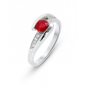 Bague en Or Blanc 750 sertie d&#39;un rubis rond de 5mm (0.57 carat) et de 8 diamants pour un poids total de 0,07 carat