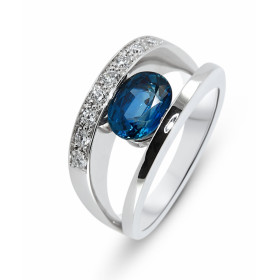  Bague Or Blanc 750 Saphir 8x6mm Diamant Saphir Ovale 8x6mm (1,80 carat) serti demi clos 8 Diamants 1,8mm diamètre sertis ...
